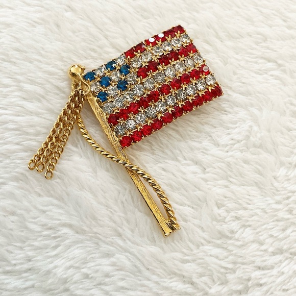 Vintage Rhinestone American Flag Brooch Patriotic Pin Gold-Tone Tassel 1970s - Picture 1 of 9
